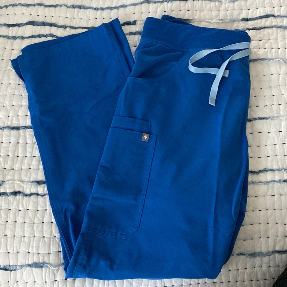 Figs Kade royal cargo scrub pants in L TALL